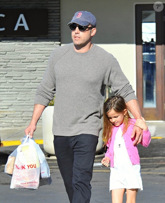 Ben Affleck se rend au Farmers Market avec ses enfants Violet, Seraphina et Samuel à Pacific Palisades, le 1er février 2015.