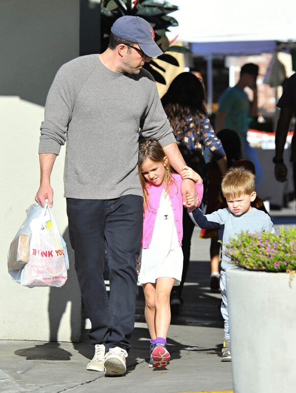 Ben Affleck se rend au Farmers Market avec ses enfants Violet, Seraphina et Samuel à Pacific Palisades, le 1er février 2015.