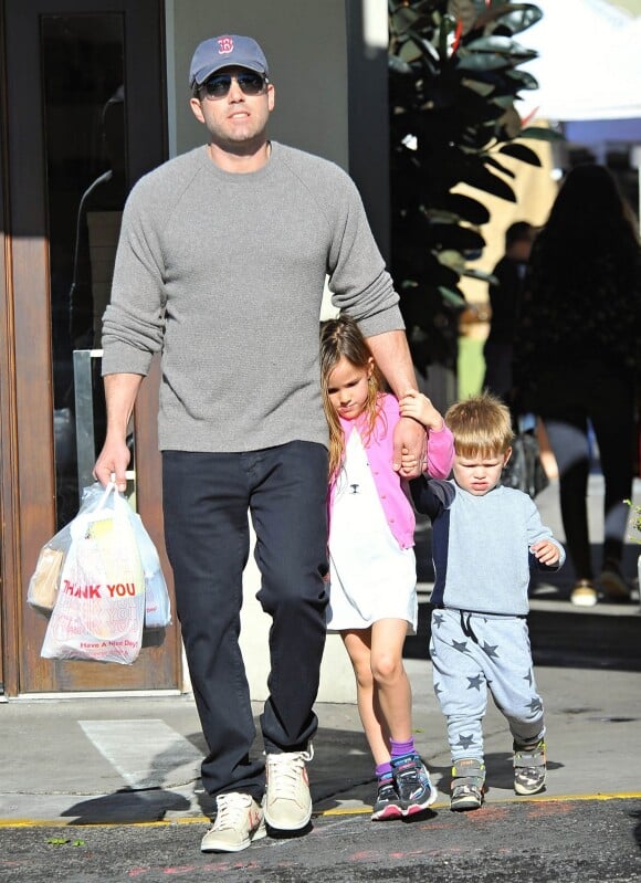 Ben Affleck se rend au Farmers Market avec ses enfants Violet, Seraphina et Samuel à Pacific Palisades, le 1er février 2015.