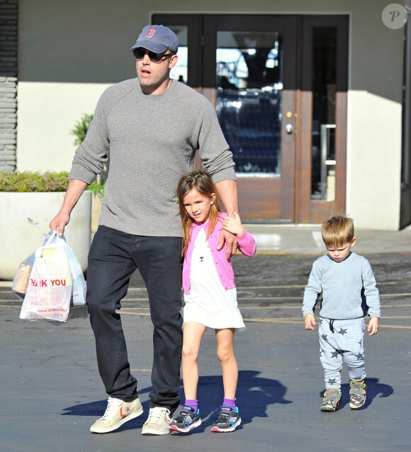 Ben Affleck se rend au Farmers Market avec ses enfants Violet, Seraphina et Samuel à Pacific Palisades, le 1er février 2015.
