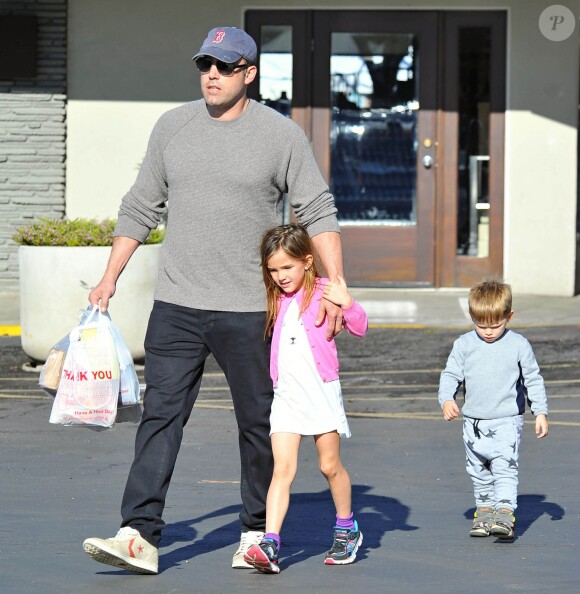 Ben Affleck se rend au Farmers Market avec ses enfants Violet, Seraphina et Samuel à Pacific Palisades, le 1er février 2015.