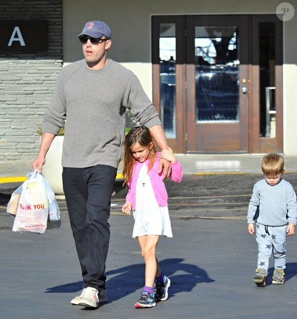 L'acteur Ben Affleck se rend au Farmers Market avec ses enfants Seraphina et Samuel à Pacific Palisades, le 1er février 2015.