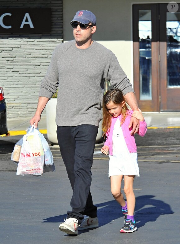 Ben Affleck se rend au Farmers Market avec ses enfants Violet, Seraphina et Samuel à Pacific Palisades, le 1er février 2015.