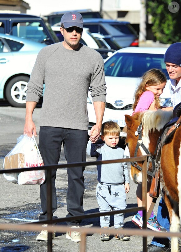 Ben Affleck se rend au Farmers Market avec ses enfants Violet, Seraphina et Samuel à Pacific Palisades, le 1er février 2015.