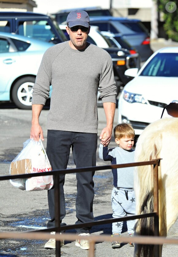 Ben Affleck se rend au Farmers Market avec ses enfants Violet, Seraphina et Samuel à Pacific Palisades, le 1er février 2015.