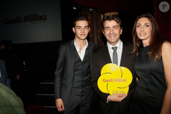 Yannick Alléno entouré de sa femme Laurence Bonnel et de son fis Thomas après avoir été élu cuisinier de l'année 2015 par le Gault & Millau au Trianon à Paris le 27 octobre 2014