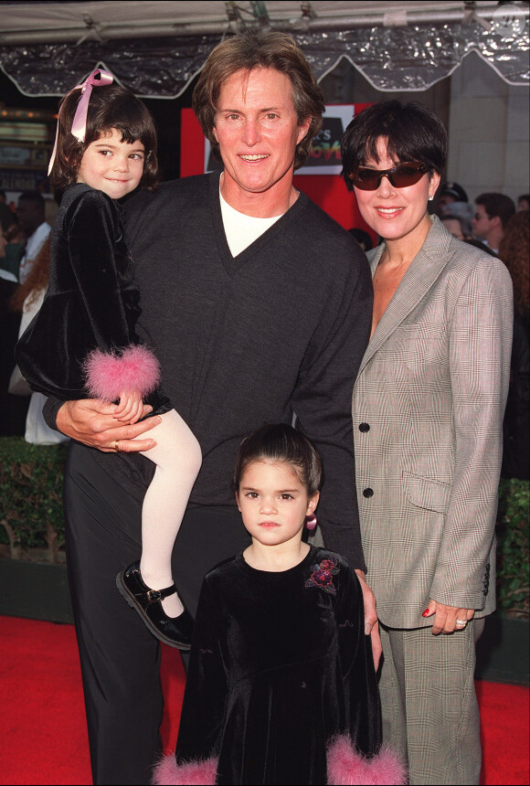 Bruce Jenner avec son épouse Kris et leurs filles Kendall et Kylie au cinéma El Capitan de Hollywood le 8 décembre 2000