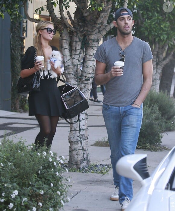 Paris Hilton et un inconnu ont acheté des boissons chaudes à West Hollywood Los Angeles, le 31 Janvier 2015