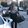 Paris Hilton et un inconnu ont acheté des boissons chaudes à West Hollywood Los Angeles, le 31 Janvier 2015