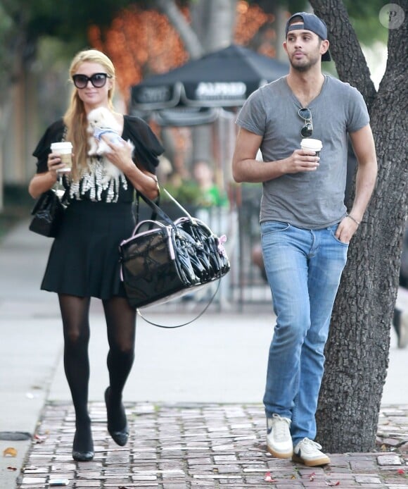 Paris Hilton et un inconnu ont acheté des boissons chaudes à West Hollywood Los Angeles, le 31 Janvier 2015