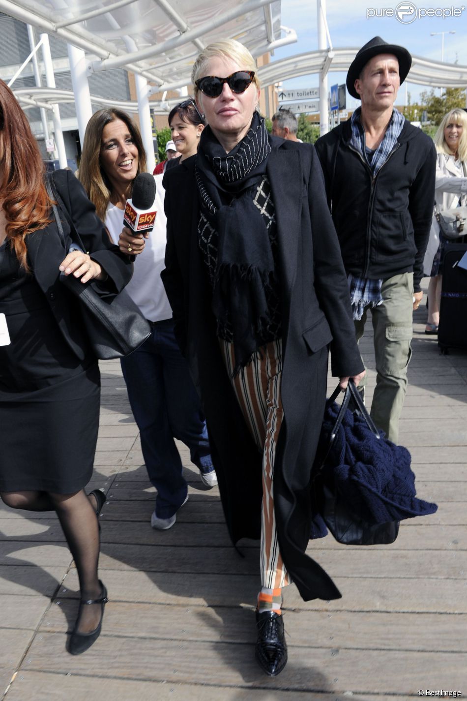 Ellen Barkin et un ami arrivent à Venise pour le mariage de George Clonney et Amal Alamuddin, le 26 septembre 2014.