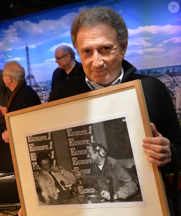 Exclusif - Michel Drucker (avec sa photo souvenir de Coluche) participe à la journée spéciale des 60 ans de la radio Europe 1 à Paris, le 4 février 2015.