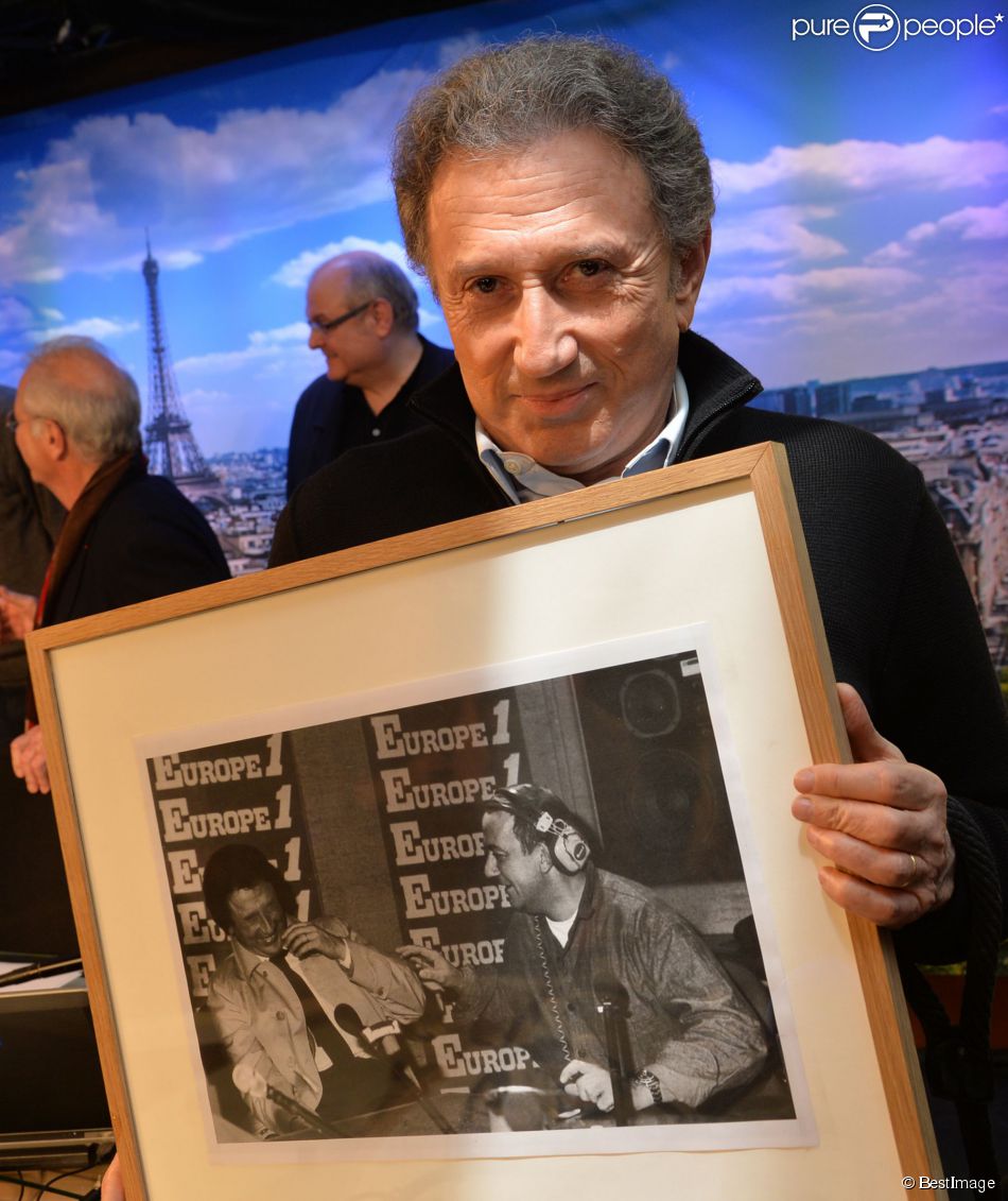 Exclusif - Michel Drucker (avec sa photo souvenir de Coluche) participe à la journée spéciale des 60 ans de la radio Europe 1 à Paris, le 4 février 2015.