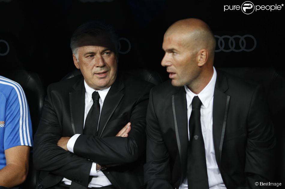 Carlo Ancelotti, l&#039;entraineur du Real Madrid et Zinedine Zidane, assistant de l&#039;entraineur du Real Madrid - Match de football entre le Real Madrid et Betis Seville au Stade Santiago Bernabeu a Madrid, le 18 aout 2013.