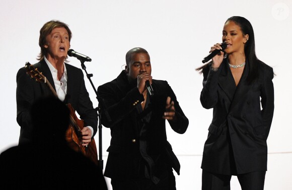 Rihanna, Paul McCartney et Kanye West interprètent "FourFiveSeconds" lors des 57e Grammy Awards au Staples Center. Los Angeles, le 8 février 2015.