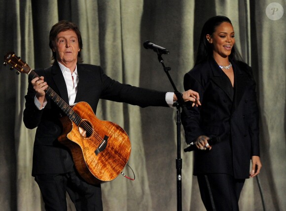 Rihanna et Paul McCartney interprètent "FourFiveSeconds" lors des 57e Grammy Awards au Staples Center. Los Angeles, le 8 février 2015.