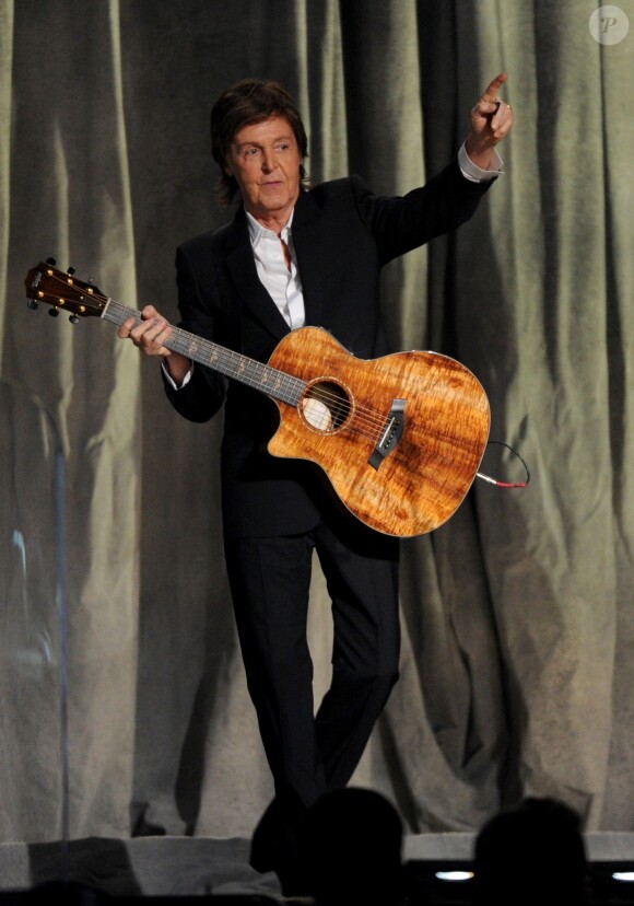 Paul McCartney interprète "FourFiveSeconds" lors des 57e Grammy Awards au Staples Center. Los Angeles, le 8 février 2015.