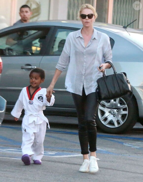 Exclusif - Charlize Theron va chercher son fils Jackson à son cours de karaté à Los Angeles, et porte notamment un sac Givenchy noir (modèle Lucrezia) et des baskets Isabel Marant. Le 9 février 2015.