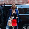 Beyoncé Knowles à New York, porte un manteau, un ensemble bustier et jupe en crêpe de soie et une pochette en fourrure Harbison (le tout issu de la collection printemps 2015), et des chaussures rouges Alaïa. Le 12 février 2015.