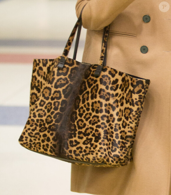 Le Simple Shopper de Victoria Beckham, à l'arrivée de la créatrice à l'aéroport JFK. New York, le 9 février 2015.