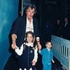 Alain Delon avec ses enfants, Anouchka et Alain-Fabien, le soir de son anniversaire à Paris le 9 novembre 1996.