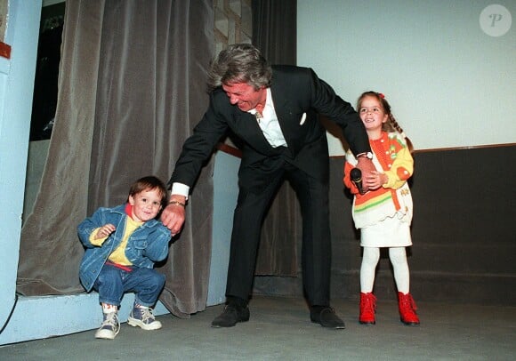 Alain Delon avec ses enfants, Anouchka et Alain-Fabien à Paris en mars 1996.