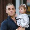 Robbie Williams avec sa femme Ayda et sa fille Theodora à Beverly Hills, Los Angeles, le 10 février 2015