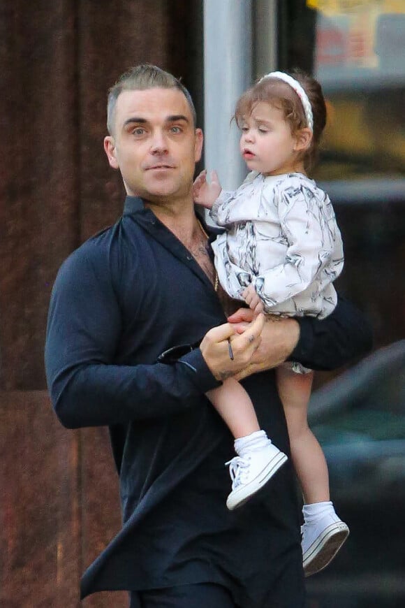 Robbie Williams avec sa femme Ayda et sa fille Theodora à Beverly Hills, Los Angeles, le 10 février 2015