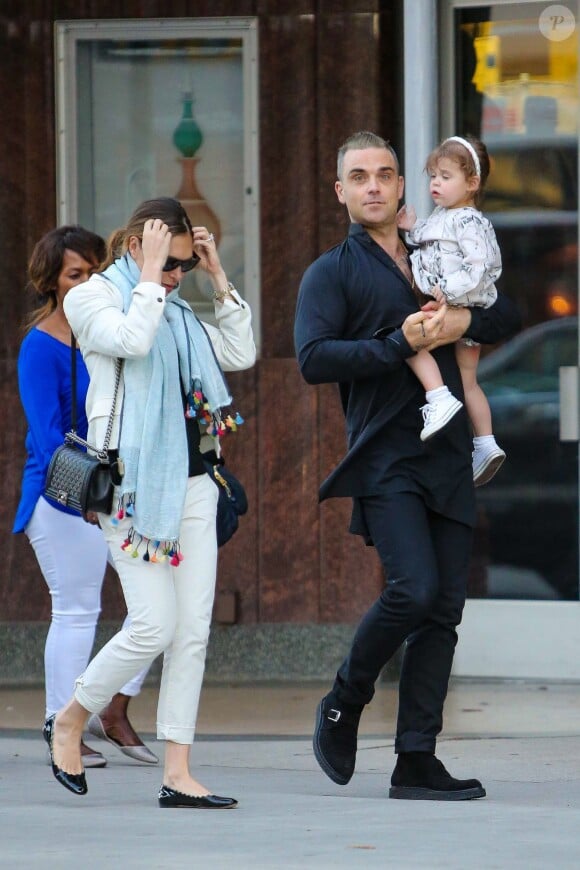Robbie Williams avec son épouse Ayda et sa fille Theodora à Beverly Hills, Los Angeles, le 10 février 2015