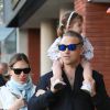 Le chanteur Robbie Williams avec sa femme Ayda et sa fille Theodora à Beverly Hills, Los Angeles, le 10 février 2015