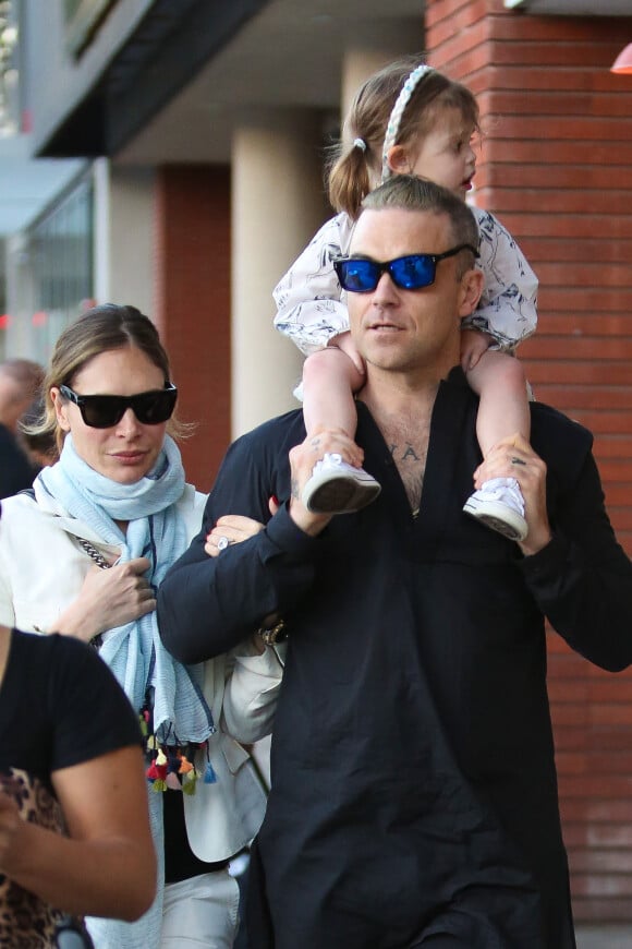Le chanteur Robbie Williams avec sa femme Ayda et sa fille Theodora à Beverly Hills, Los Angeles, le 10 février 2015