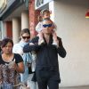 Robbie Williams avec sa femme Ayda et sa fille Theodora dans les rues de Beverly Hills, Los Angeles, le 10 février 2015