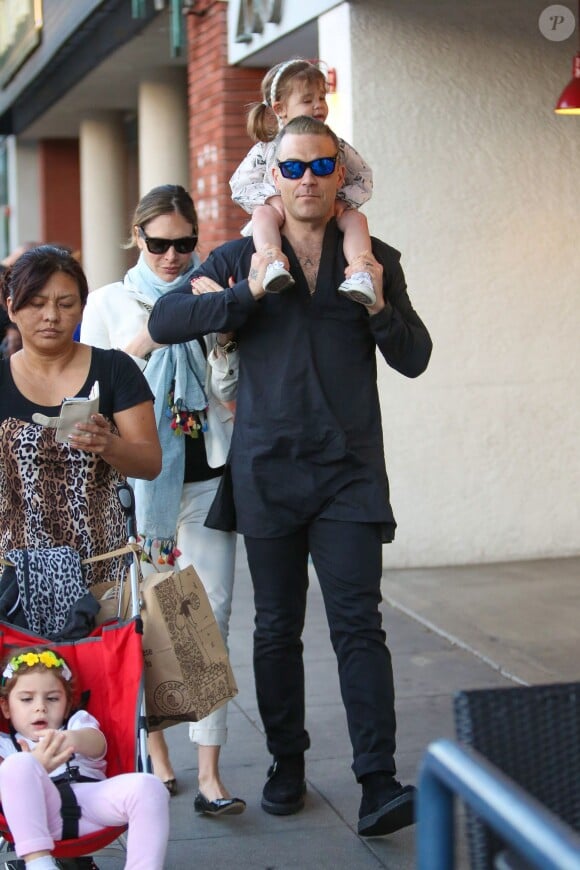 Robbie Williams avec sa femme Ayda et sa fille Theodora dans les rues de Beverly Hills, Los Angeles, le 10 février 2015
