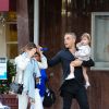 Robbie Williams avec sa femme Ayda et sa fille Theodora à Beverly Hills, Los Angeles, le 10 février 2015