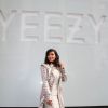 Kim Kardashian passe devant le magasin adidas à SoHo, où est exposée la Yeezy Boost 750, nouvelle création de son mari Kanye West. New York, le 10 février 2015.