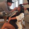 Kim Kardashian se fait maquiller et coiffer avec sa fille North dans les bras, avant de se rendre au lancement sa marque de produits capillaires. New York, le 10 février 2015.