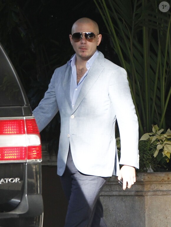 Exclusif - Le rappeur Pitbull quitte son hotel a Beverly Hills, le 3 decembre 2012.  