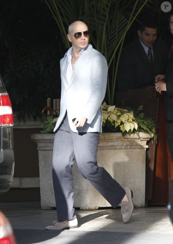 Exclusif - Le rappeur Pitbull quitte son hotel a Beverly Hills, le 3 decembre 2012.