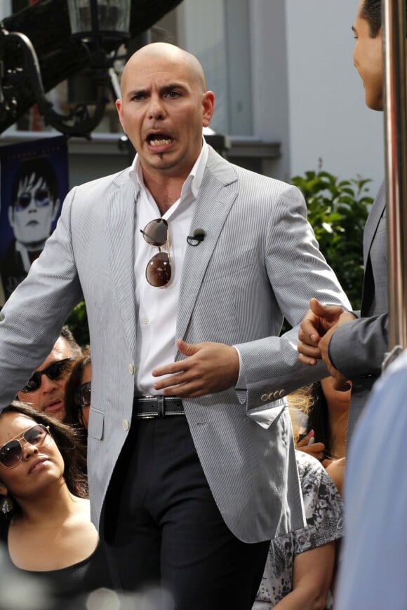 Pitbull au centre commercial The Grove pour le tournage de l'émission Extra à Los Angeles le 11 mai 2012 