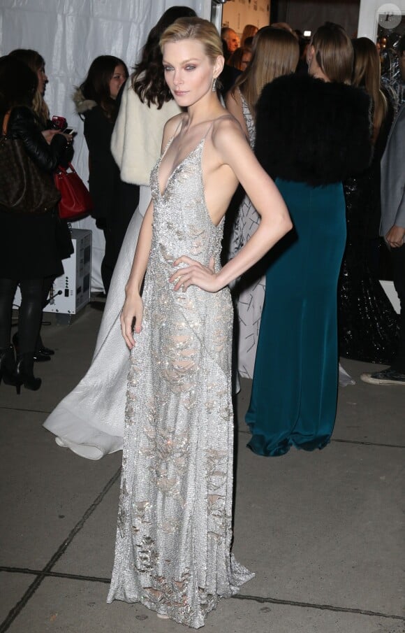 Jessica Stam arrive au Cipriani Wall Street pour assister au gala de l'amfAR. New York, le 11 février 2015.