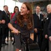 Kate Middleton, duchesse de Cambridge, enceinte de 7 mois, à la Tour Spinnaker le 12 février 2015 à Portsmouth, où elle venait pour soutenir la campagne de Sir Ben Ainslie pour la 35e Coupe de l'America (2017) ainsi que le 1851 Trust, association qui vise à attirer les jeunes vers la pratique de la voile.