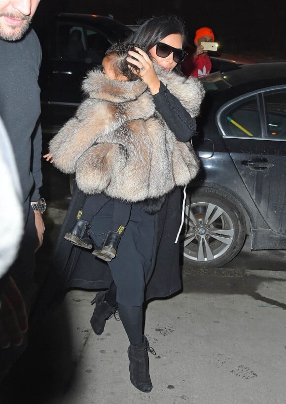 Kim Kardashian et sa fille North West rentrent à leur appartement à New York, le 11 février 2015. North West porte un petit manteau de fourrure et des petites bottes de la marque Doc Martens.  