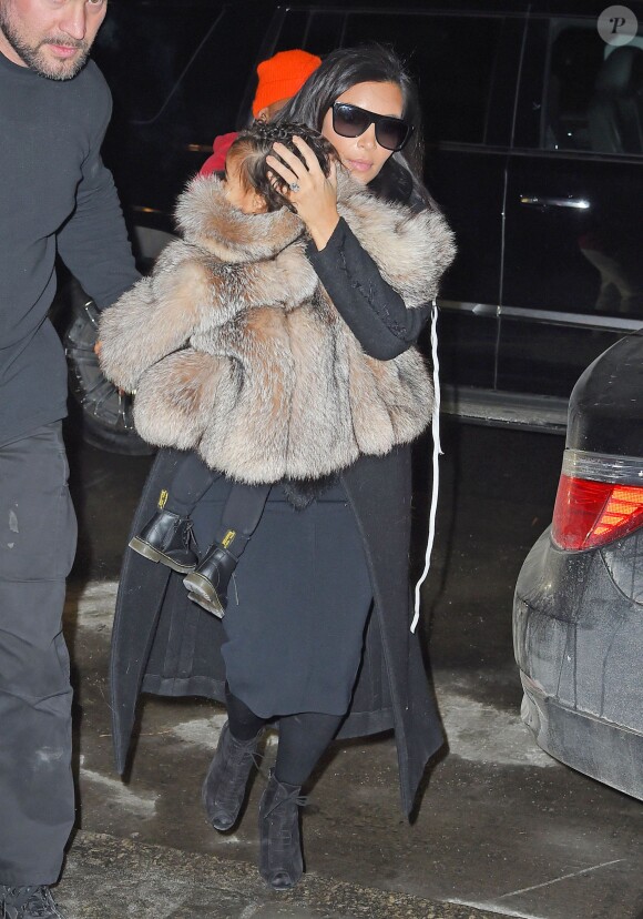 Kim Kardashian et sa fille North West rentrent à leur appartement à New York, le 11 février 2015.  
