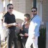 L'acteur Jason Priestley et sa femme Naomi Lowde discutent avec des amis à la sortie de chez Barneys New York à Beverly Hills. Le 12 février 2015