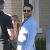 Jason Priestley, l'acteur de la série "90210", et sa femme Naomi Lowde discutent avec des amis à la sortie de chez Barneys New York à Beverly Hills. Le 12 février 2015  