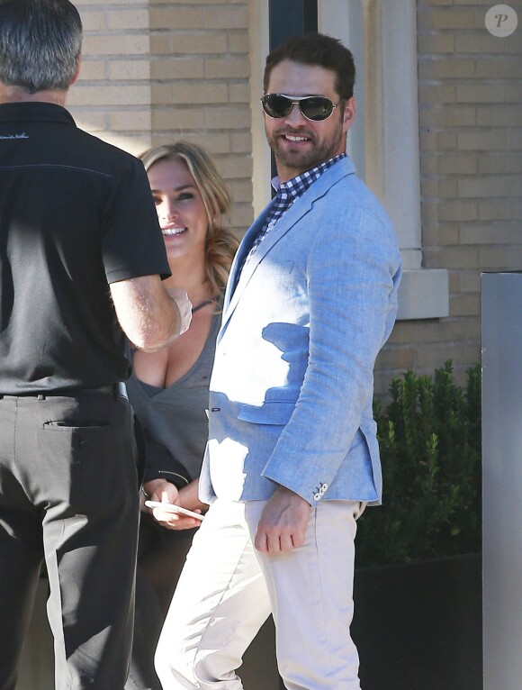 Jason Priestley, l'acteur de la série "90210", et sa femme Naomi Lowde discutent avec des amis à la sortie de chez Barneys New York à Beverly Hills. Le 12 février 2015  