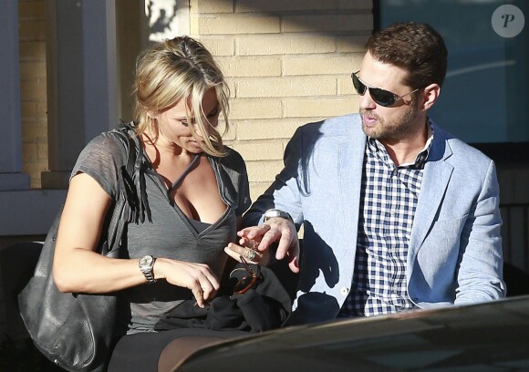 Jason Priestley et sa femme Naomi Lowde discutent avec des amis à la sortie de chez Barneys New York à Beverly Hills. Le 12 février 2015