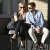 Jason Priestley, l'acteur de la célèbre série "90210", et sa femme Naomi Lowde discutent avec des amis à la sortie de chez Barneys New York à Beverly Hills. Le 12 février 2015