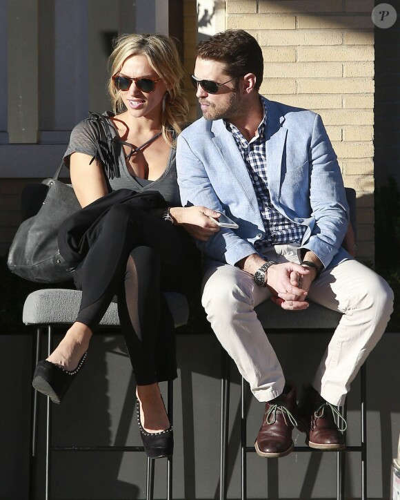 Jason Priestley de la célèbre série "90210", et sa femme Naomi Lowde discutent avec des amis à la sortie de chez Barneys New York à Beverly Hills. Le 12 février 2015 