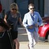 Jason Priestley, l'acteur de la célèbre série "90210", et sa femme Naomi Lowde discutent avec des amis à la sortie de chez Barneys New York à Beverly Hills. Le 12 février 2015 